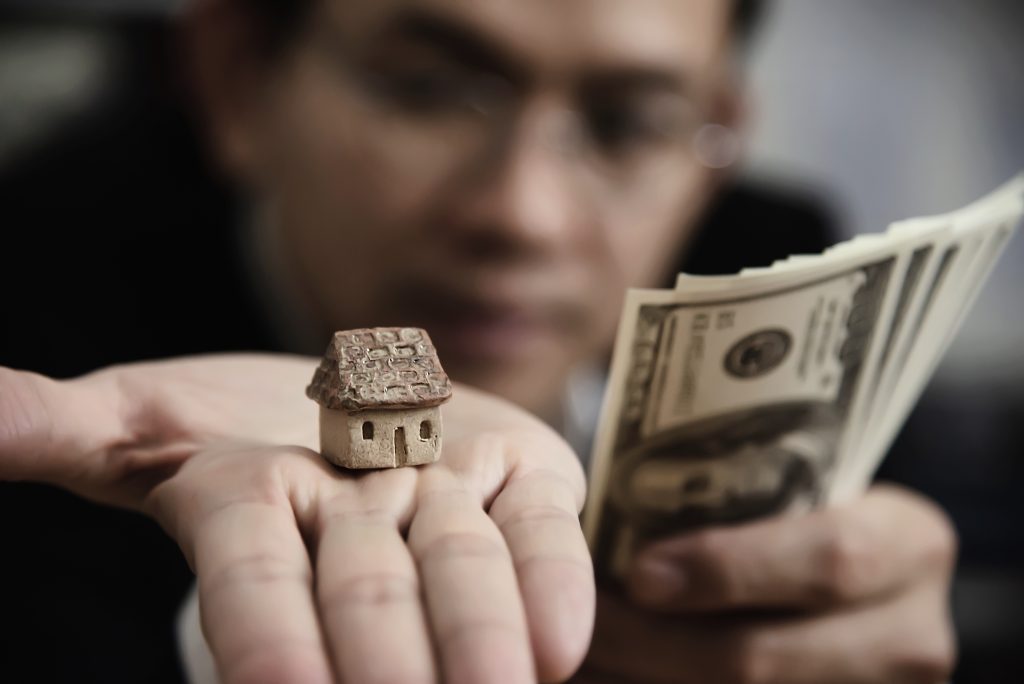 quando criar holding patrimonial moço com dolar e casa na mão