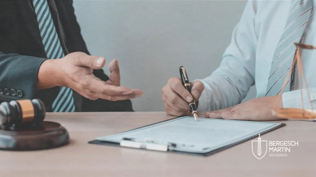 Fique atento na hora de assinar um contrato de compra, venda ou locação de imóveis, pois você pode estar caindo em uma grande armadilha. Tenha sempre ao seu lado, advogados que tenham experiência em Direito Imobiliário