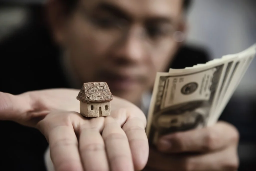 quando criar holding patrimonial moço com dolar e casa na mão